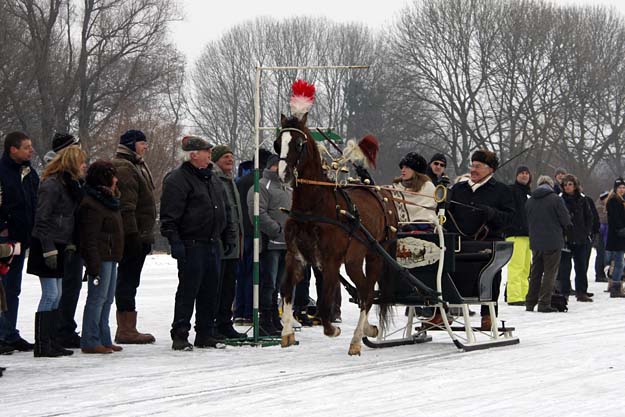Paardenspektakel op ijsbaan Vlietland in Schipluiden - 12 februari 2012